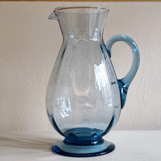 Brocca in vetro azzurro