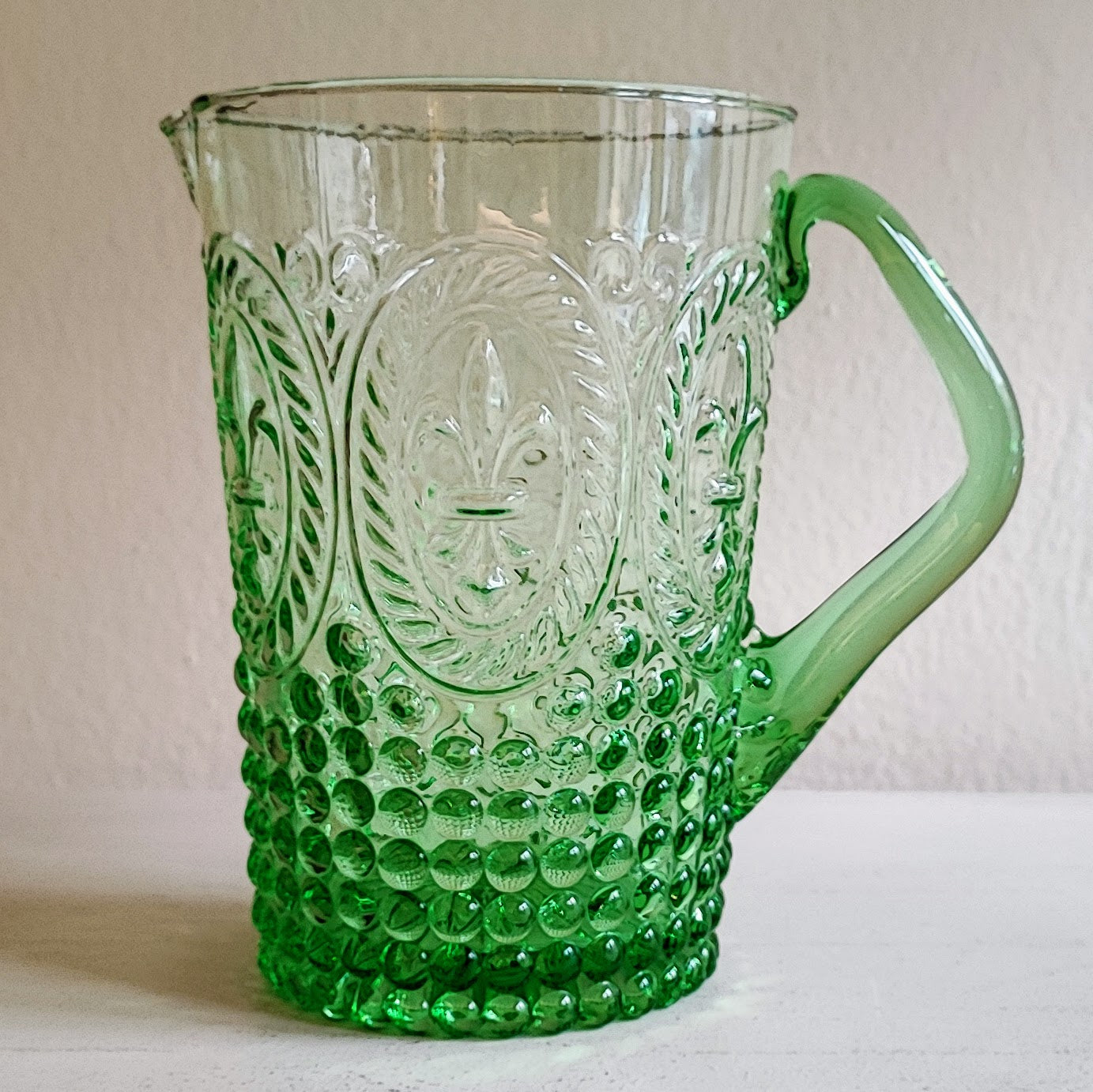 Brocca in vetro verde lavorata
